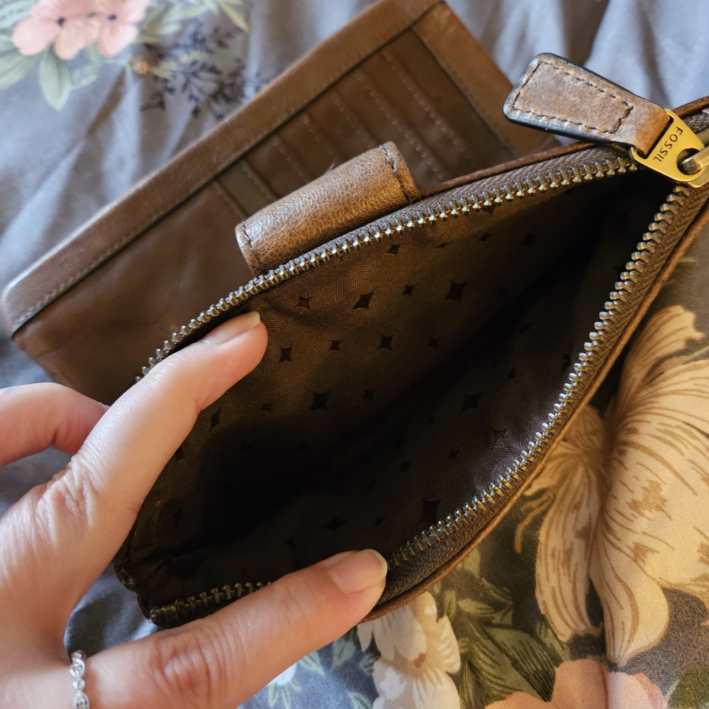 SOLD✨️Fossil Live Long Vintage Brown Leather Women's Clutch - Picture 6 of 9